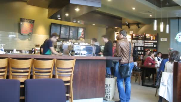 Personas en la cafetería Starbucks — Vídeo de stock