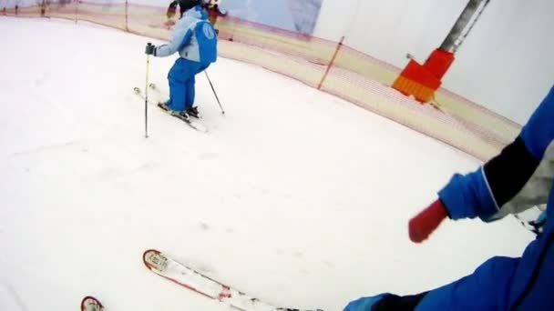 Adolescent gaat op ski 's — Stockvideo