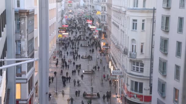 Människor går på centrala gatan — Stockvideo