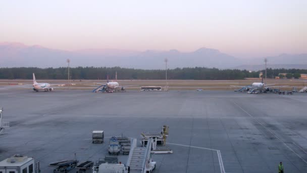 Aviones en el aeropuerto de Antalia — Vídeos de Stock