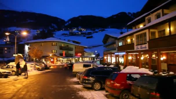 Auto in piedi sul parcheggio vicino alberghi — Video Stock