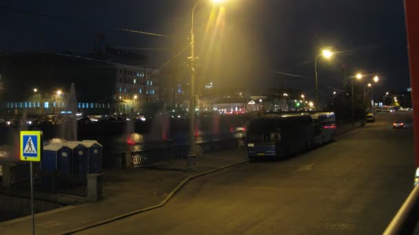 Tourist bus on Embankment — Stock Video