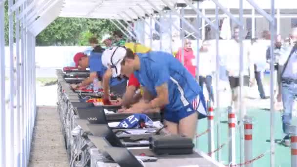 Partecipanti di competizioni di pentathlon moderno — Video Stock