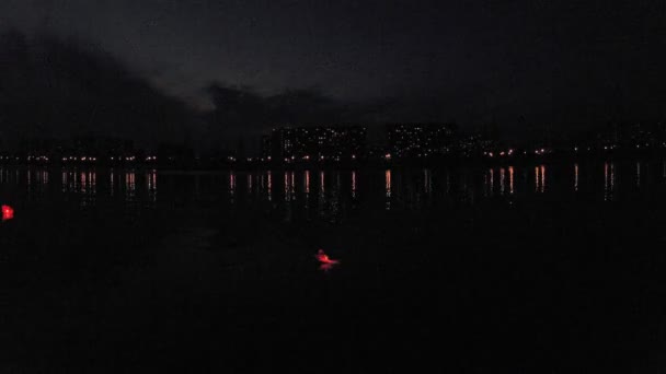 Les lampes à eau flottent le long de la rivière la nuit — Video