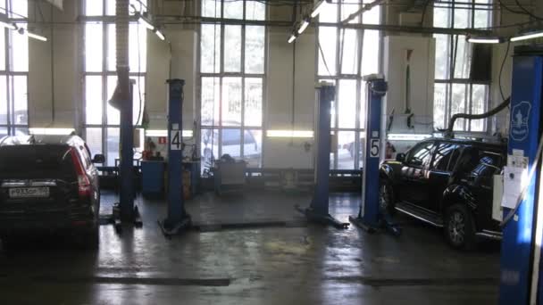 Carros fica na garagem do centro de serviço Avtostandart — Vídeo de Stock