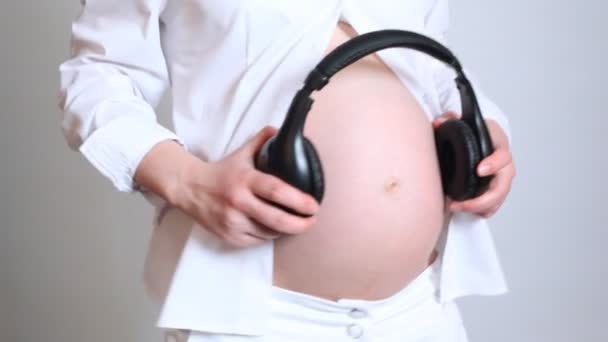 Terhes nő táncol a fejhallgató — Stock videók