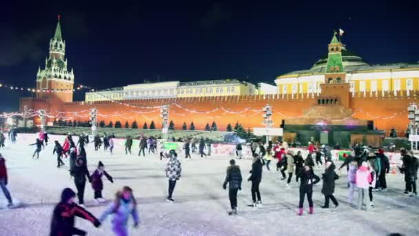 Les gens roulent sur des patins — Video