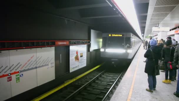 El tren llega a la estación de metro — Vídeos de Stock