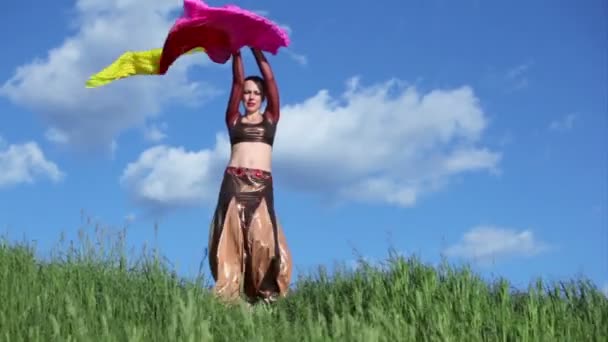 Жінка танцює з рифідіумами — стокове відео