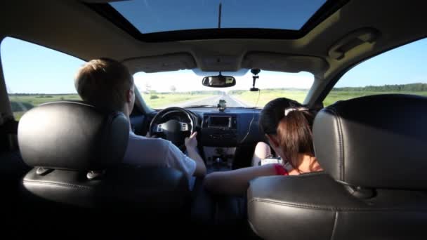 Guy conduit une voiture sur l'autoroute — Video