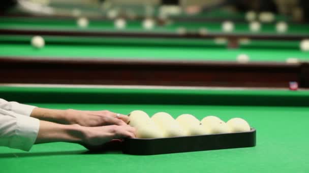 Man sets billiard balls — Stock Video