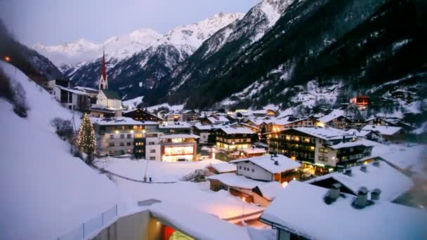 Casas y hoteles en valle de montaña — Vídeos de Stock
