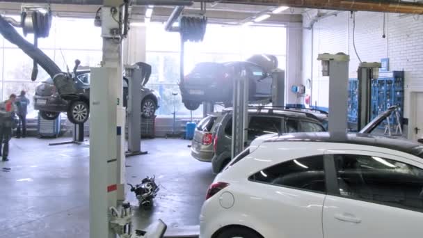 Cars stand in service center — Stock Video