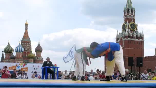 Zwei Kämpfer messen sich im 8. Forum — Stockvideo