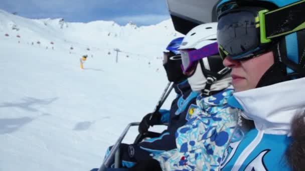 Drie skiërs rijden op kabelbaan — Stockvideo