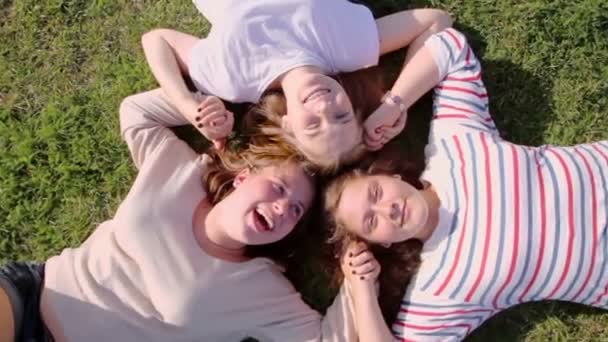 3 人の女の子が草の上に置く — ストック動画