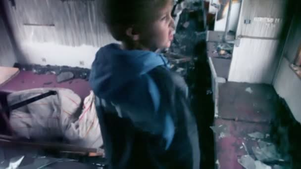 Ung pojke stå i vagn — Stockvideo