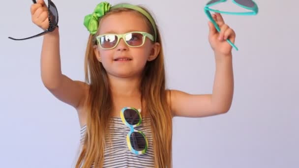 안경을 착용 하는 어린 소녀 — 비디오