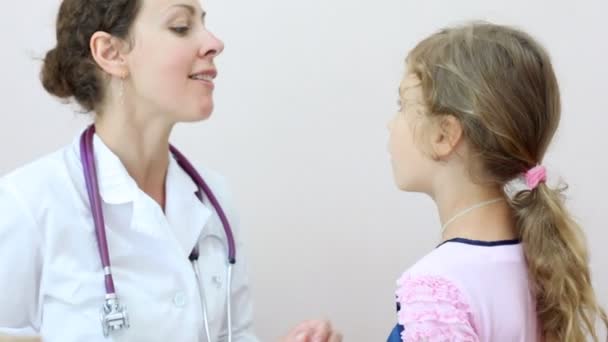 Doctor looks throat of little girl — Stock Video