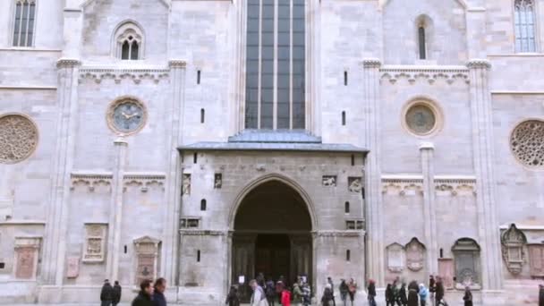 Touristen gehen in der Nähe der Kathedrale St. Stephens spazieren — Stockvideo