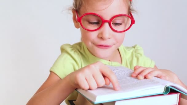 Μικρό κορίτσι διαβάζει το βιβλίο — Αρχείο Βίντεο