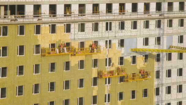 Trabalhadores que fazem isolamento na construção — Vídeo de Stock