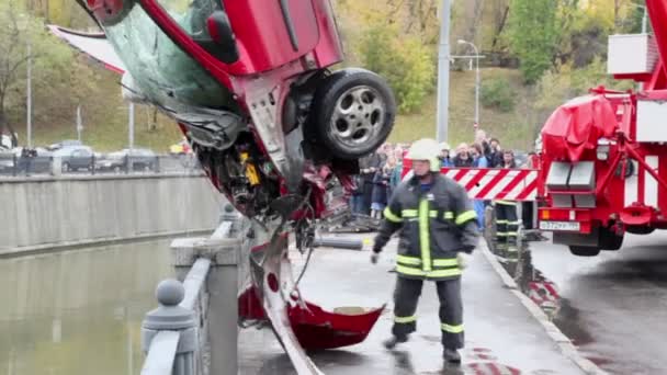 Военнослужащий МЧС принимает участие в аварии автомобиля — стоковое видео