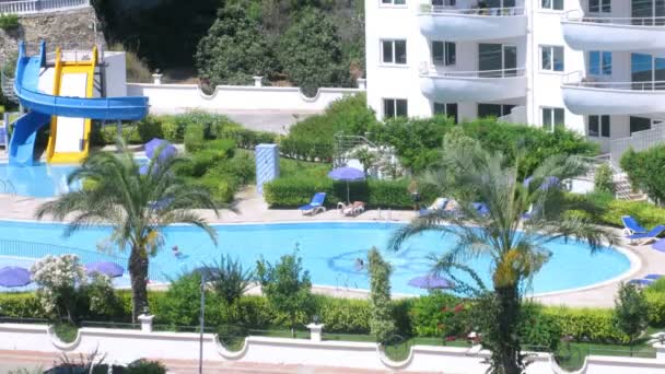 Chaise lounge în apropierea piscinei — Videoclip de stoc