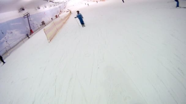 Garçon va sur le fond skis — Video