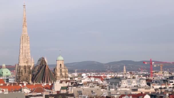 Panoramatický pohled na střechách budov — Stock video