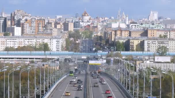 Modern bro med bilar som kör på dagen — Stockvideo