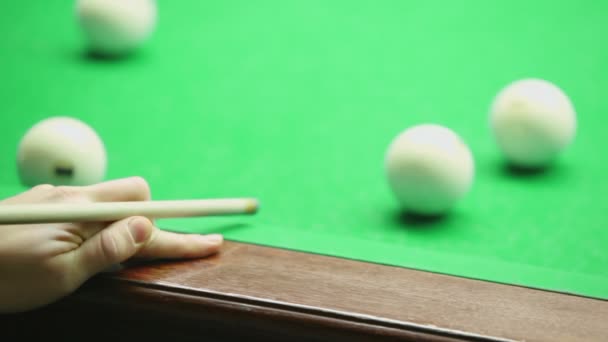 L'homme donne un coup de pied au billard — Video