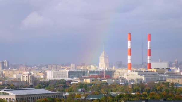 Panorama van de stad met regenboog — Stockvideo