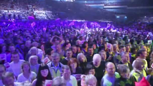 Arena med massa fans med flaggor — Stockvideo