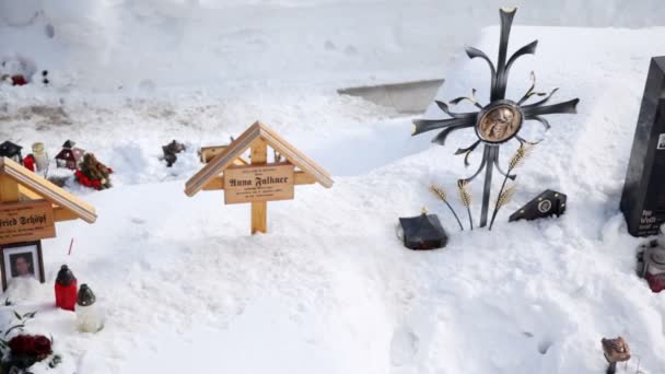 Icon lamps burn on church cemetery — Stock Video