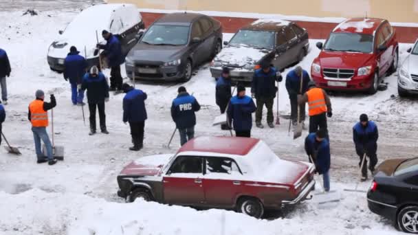 Trabajadores limpiando la calle de nieve — Vídeos de Stock