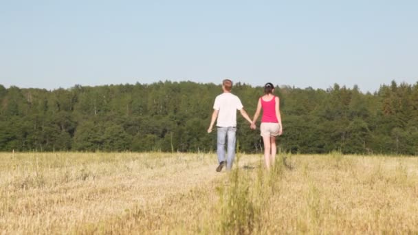 Guy holds girl's hand — Stock Video