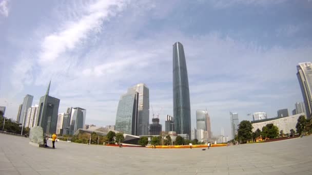 Les gens marchent le long de la rue Zhujiang — Video