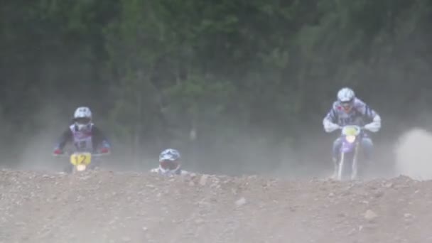 Мотоциклисты едут через холм — стоковое видео