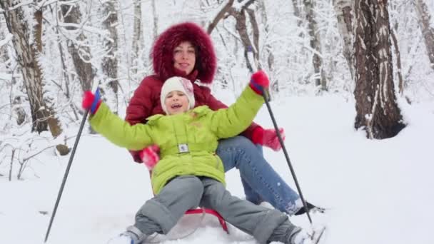 Moeder met haar dochter op slee — Stockvideo