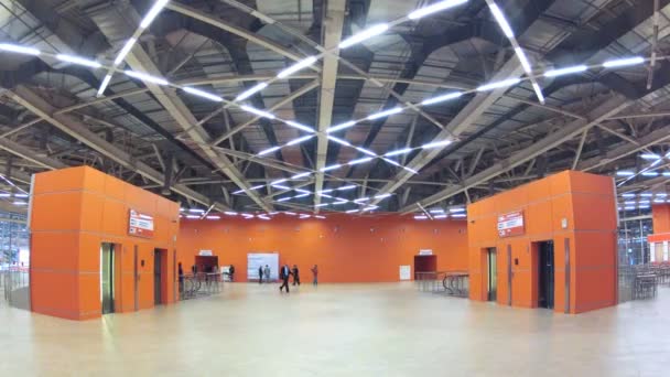 Odwiedzających Expocitytrans w centrum exhibion — Wideo stockowe