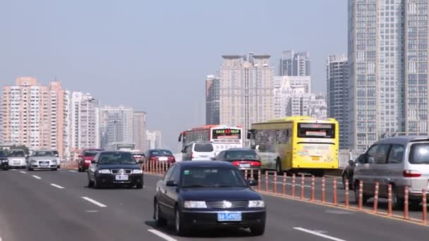 Altı şeritli sokak trafik ile — Stok video