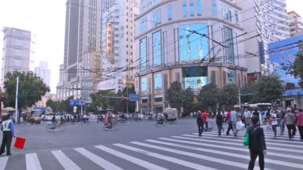 People cross street — Stock Video