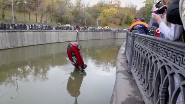 Крейн поднимает автомобиль из воды — стоковое видео