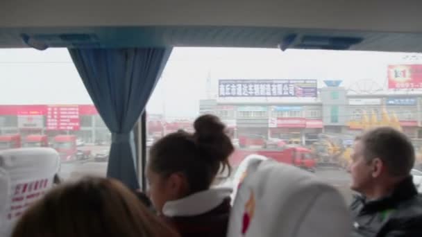 Le persone viaggiano in autobus — Video Stock