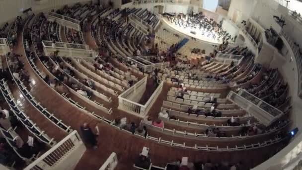 People listen to concert of classical music — Stock Video