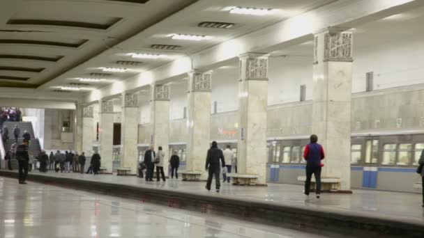 Tren lejos de la estación de metro — Vídeo de stock