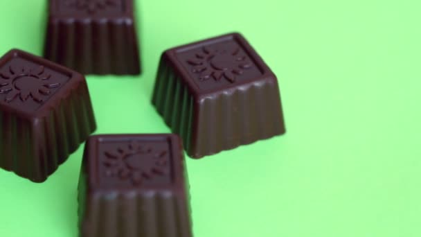 Seis caramelos de chocolate — Vídeos de Stock