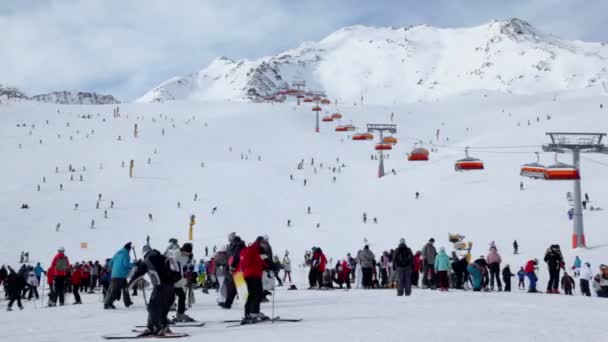 Натовп Вершники в Альпах — стокове відео