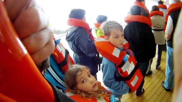 Donna con figlio e figlia in formazione di emergenza — Video Stock